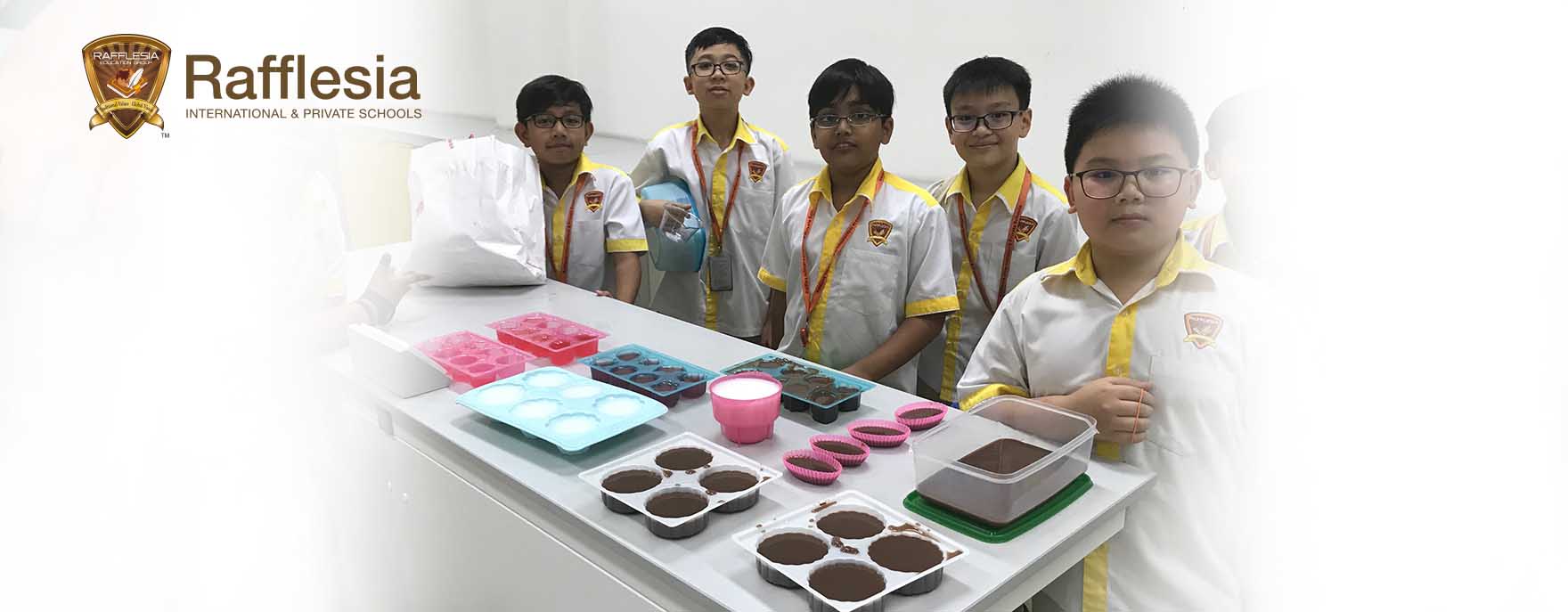 Mandarin - Students make the Jelly or Pudding mooncake