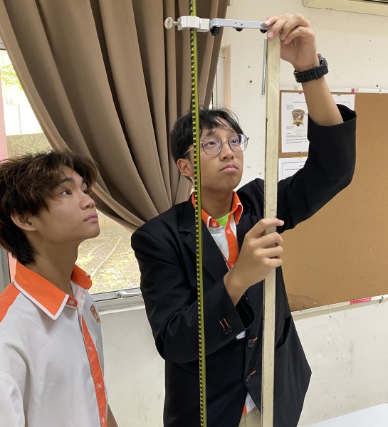 Hands-On Physics in Year 10